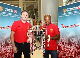 Bryan Robson and Paul Parker pose with the trophy at Suvarnabhumi Airport.